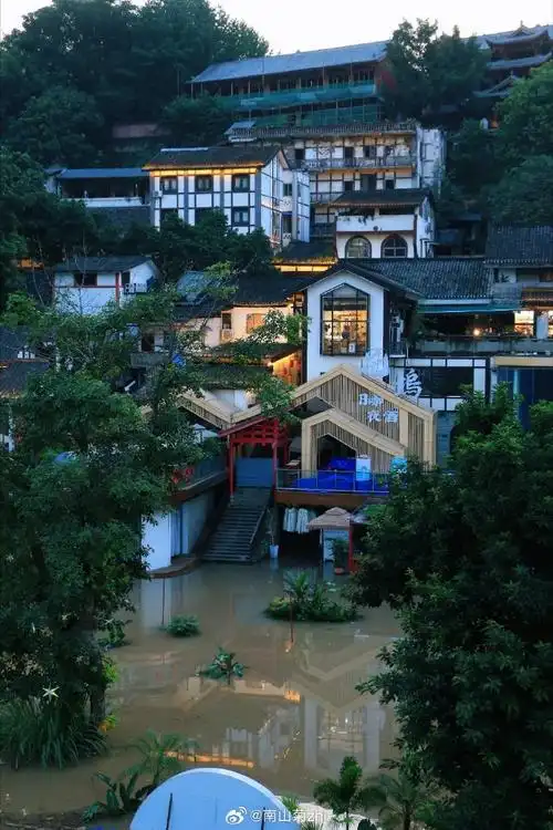 洪峰过境中的磁器口古镇,虽然被淹,仍然很美.2024.7.12