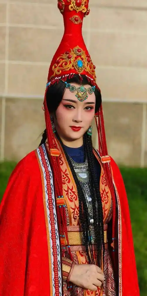 岳晓凤曾参加第八届中国秦腔艺术节《昆仑山下的承