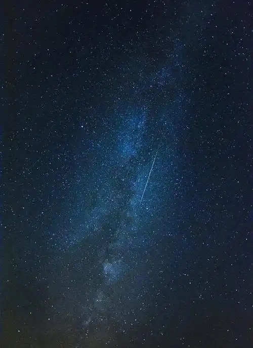 在夜空中,我们可以看到这个漫长而美丽的银带划过天际,令人惊叹.