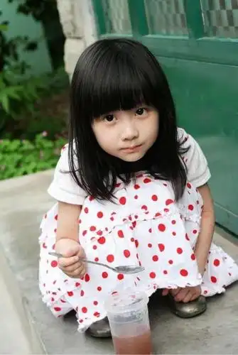 这个女孩脸两边的是婴儿肥?