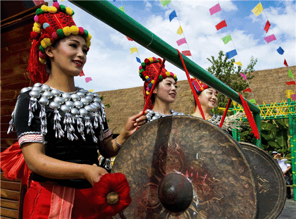 深切感受景颇文化,气撼山河的歌舞场面将让你心情激情澎湃,激昂的铓锣