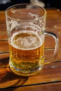 打气泡啤酒杯图片