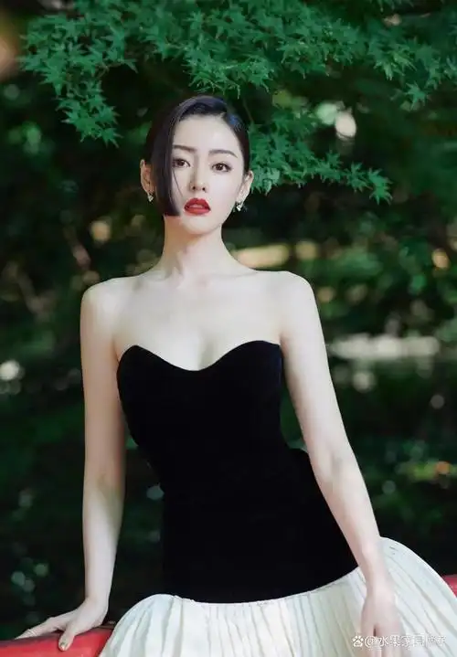 火辣丰满的90后张天爱:好身材无法遮挡