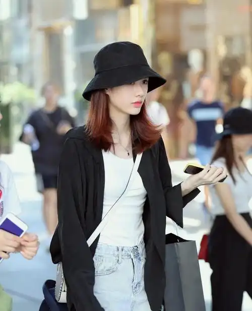 街拍,小姐姐黑色上衣搭配牛仔短裤,头戴渔夫帽休闲时尚