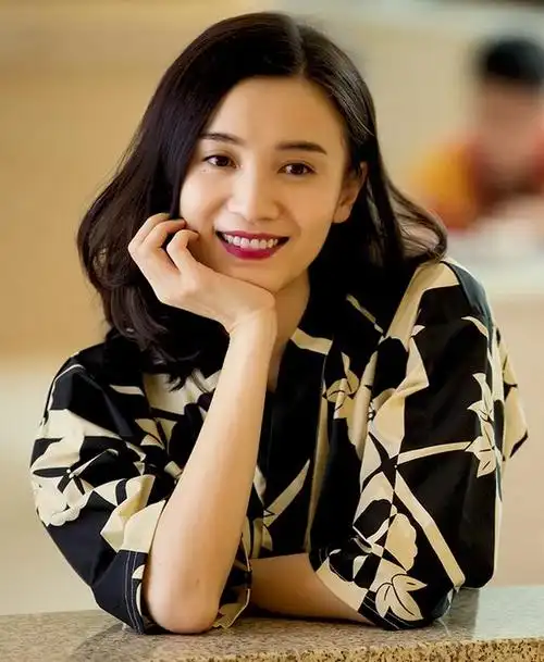 回顾靠吊带走红与5婚导演同居但如今的宋佳证实李连杰没说错