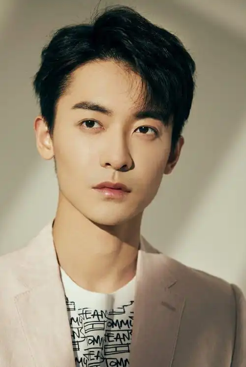 赵志伟帅气迷人时尚写真图片