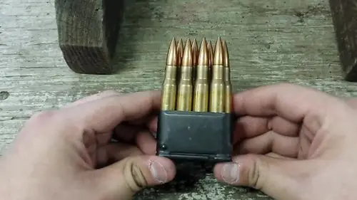 比较有名的m1伽兰德半自动步枪双排弹夹供弹靶场射击测试