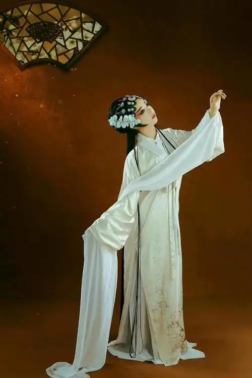 我妈就是在我们那个县上各种剧团呀还有她那些(唱戏的)场子因为她是