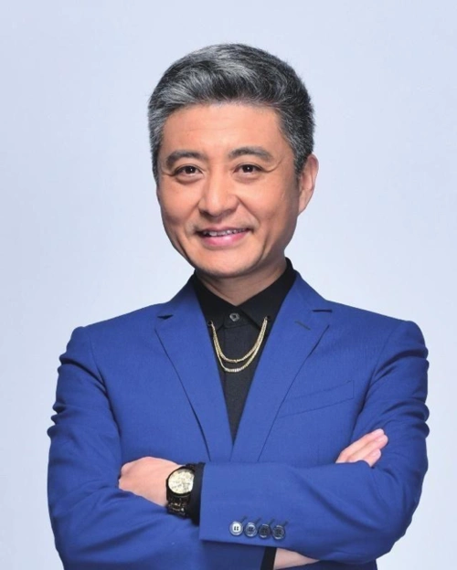 原创主持人周炜与娇妻过二人世界,吃饭时只顾玩手机,妻子催促才动筷