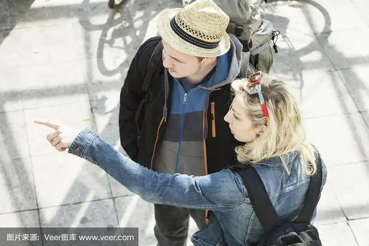 在自行车站问路的年轻人