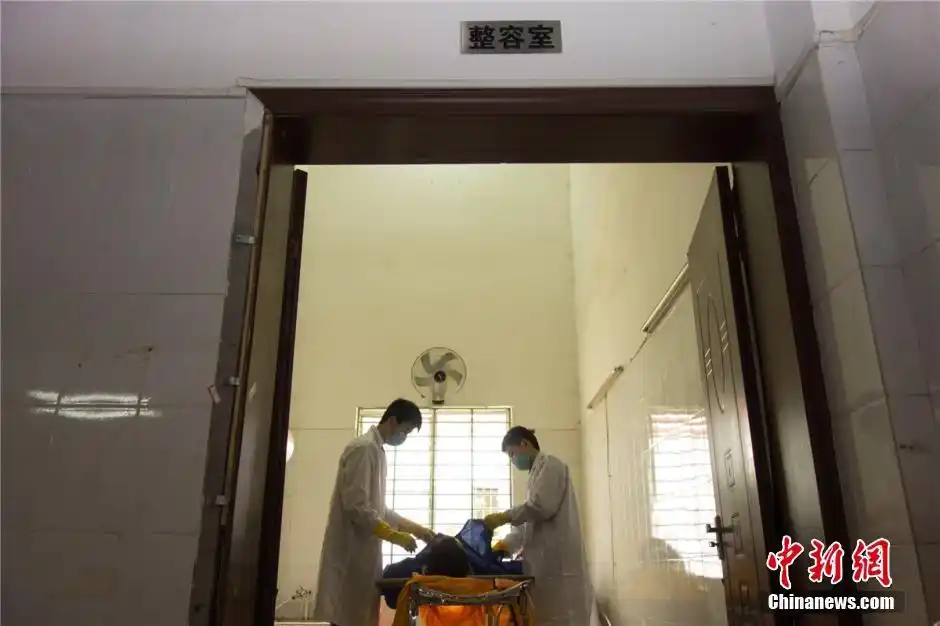 图为3月31日,广西柳州市殡葬管理中心遗体化妆师正在为遗体整容.