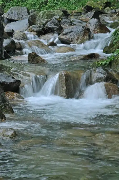峨眉山山涧溪流
