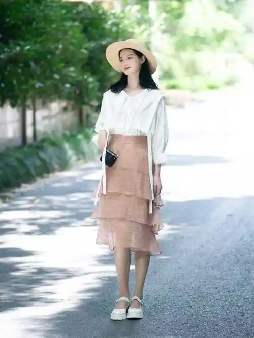 可以修饰小腿的肌肉,而且咱们可以通过白衬衫和不规则半身裙的搭配