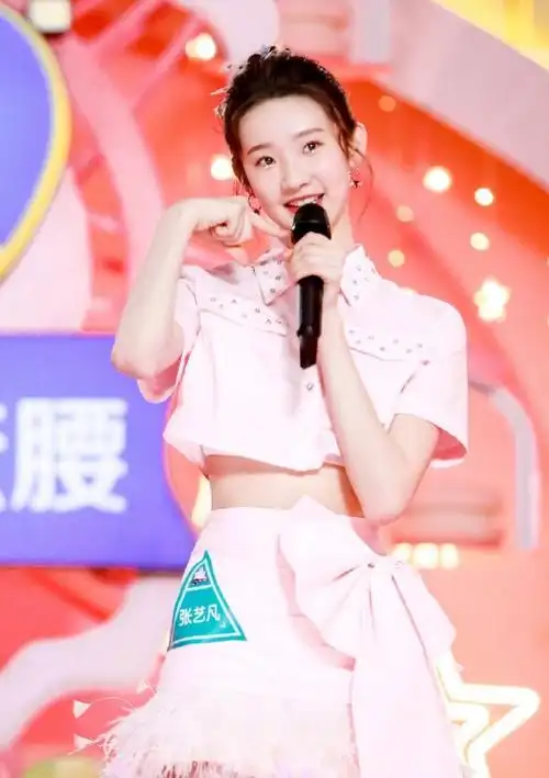 怪女孩舞台#《怪女孩》舞台真的绝了,张艺凡的表现太突出了,这前前后