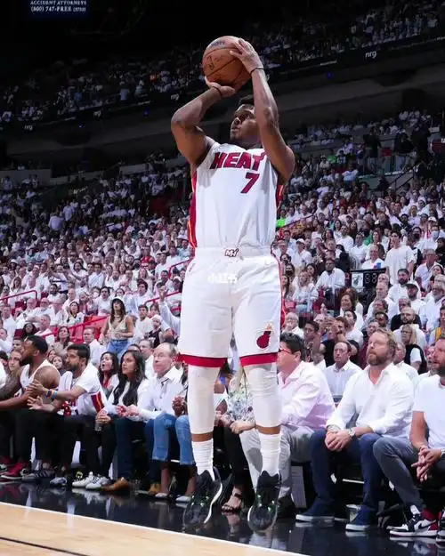 洛瑞出手瞬间感觉