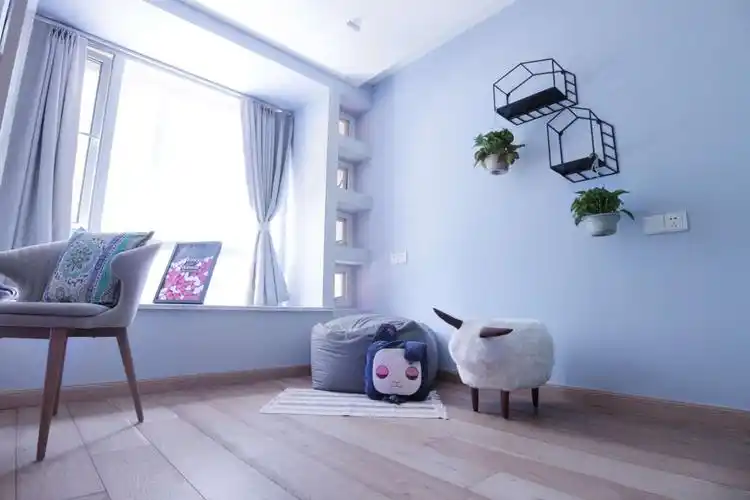 年轻夫妇对于小baby的到来是很期待的,淡蓝色和木色,让儿童房