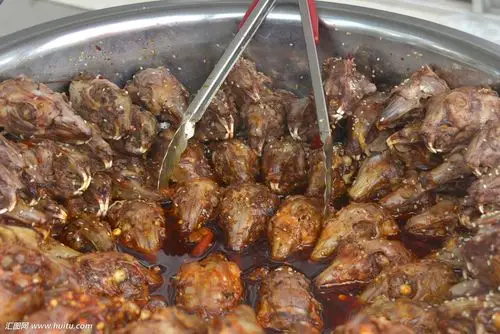 麻辣兔头你吃过吗成都双流老妈兔头吃法