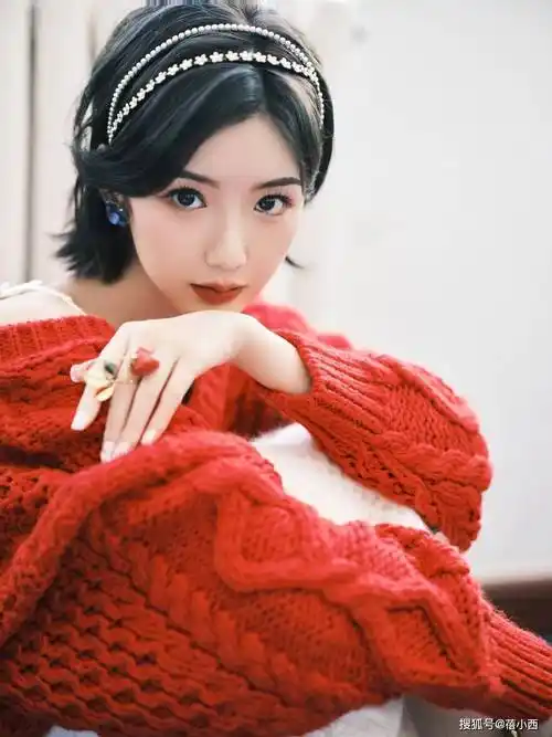 毛晓彤带火了"新年"穿搭:红毛衣 小白裙 短发,时髦洋气又显贵