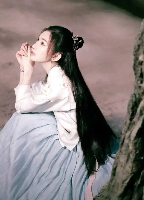 撑伞回眸我真的很喜欢,这次在云襄传里面被毛晓彤的古装惊艳到了,很美