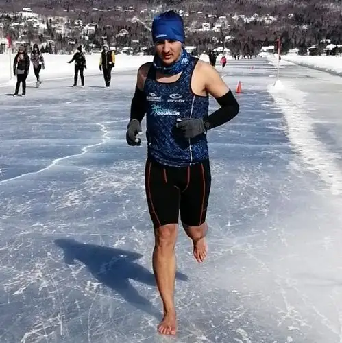 今年一月,来自挪威的一位跑者以1小时44分58秒的成绩完成光脚在雪地跑