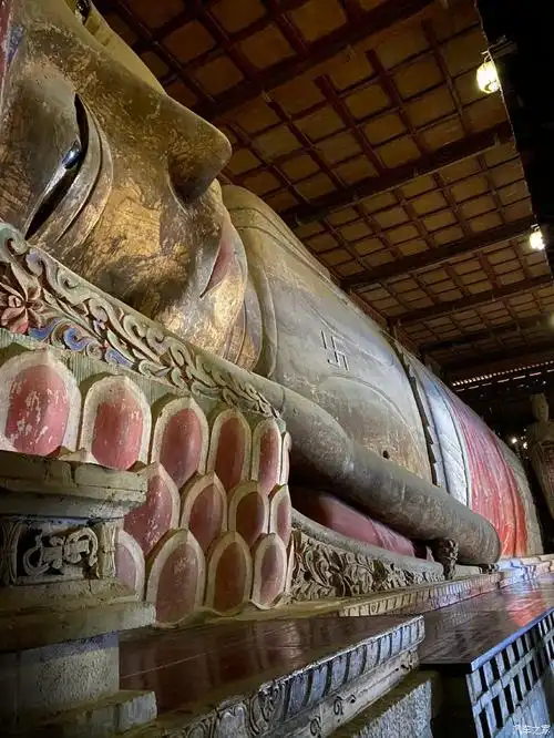 张掖大佛寺是丝绸之路上最大的佛教寺院之一,殿内大佛独一无二