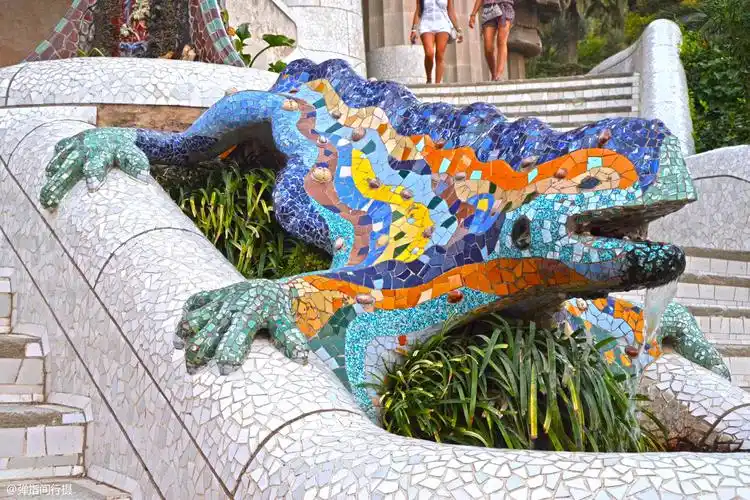 西班牙巴塞罗那高迪公园,设计奇思妙想,镇园之宝是一条彩色蜥蜴