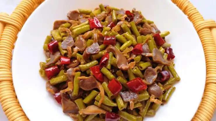 酸豆角炒鸡胗