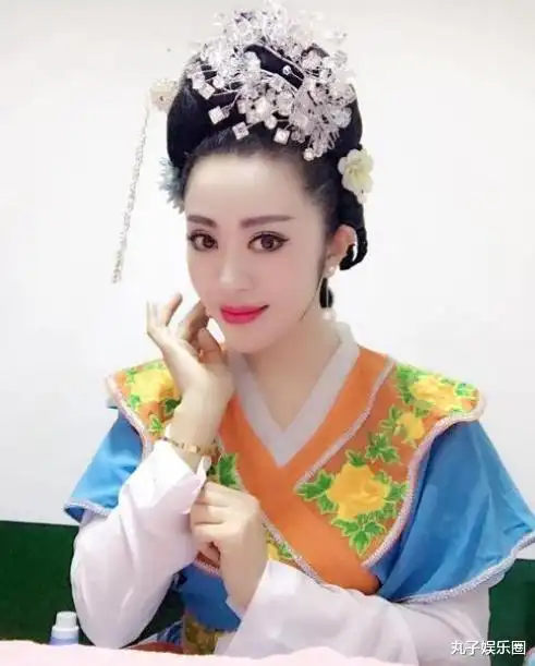 据说,王小利的前妻叫温美玲,2人在也是通过演二人转,在小剧场相识