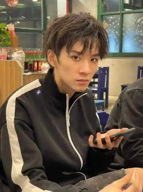 全员颜值在线的霓虹花园中,鼓手赵阳最近人气飙升啊,人送外号"初恋鼓