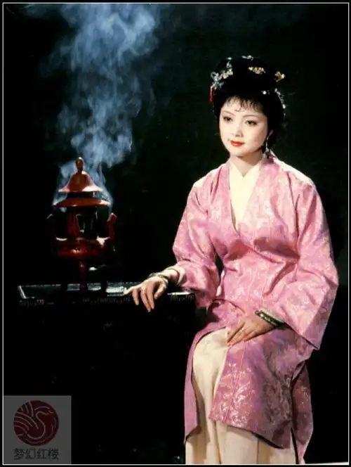 【87版红楼梦】——(薛宝钗)粉紫缕金撒花缎面对襟褙子, 白色交领中衣