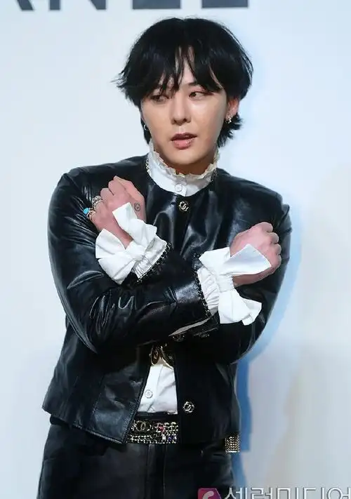 权志龙最新生图来袭,鼻子很"怪异",看着有点"丑"