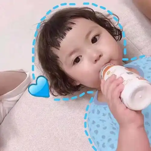 可爱的罗熙喝奶图片