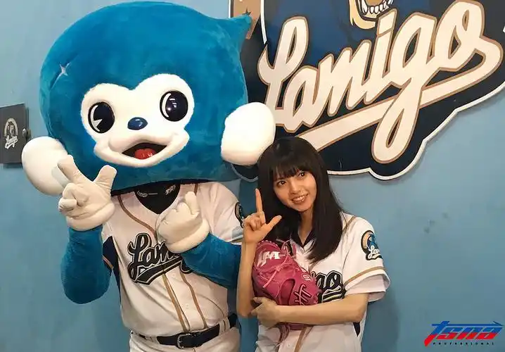 美少女斋藤飞鸟披桃猿战袍 开球「挖地瓜」