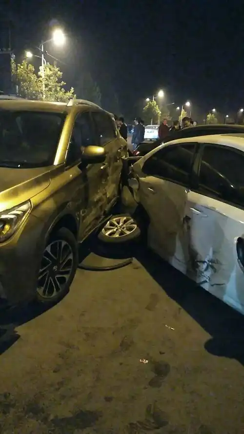 晚上四院早市口发生的._车祸