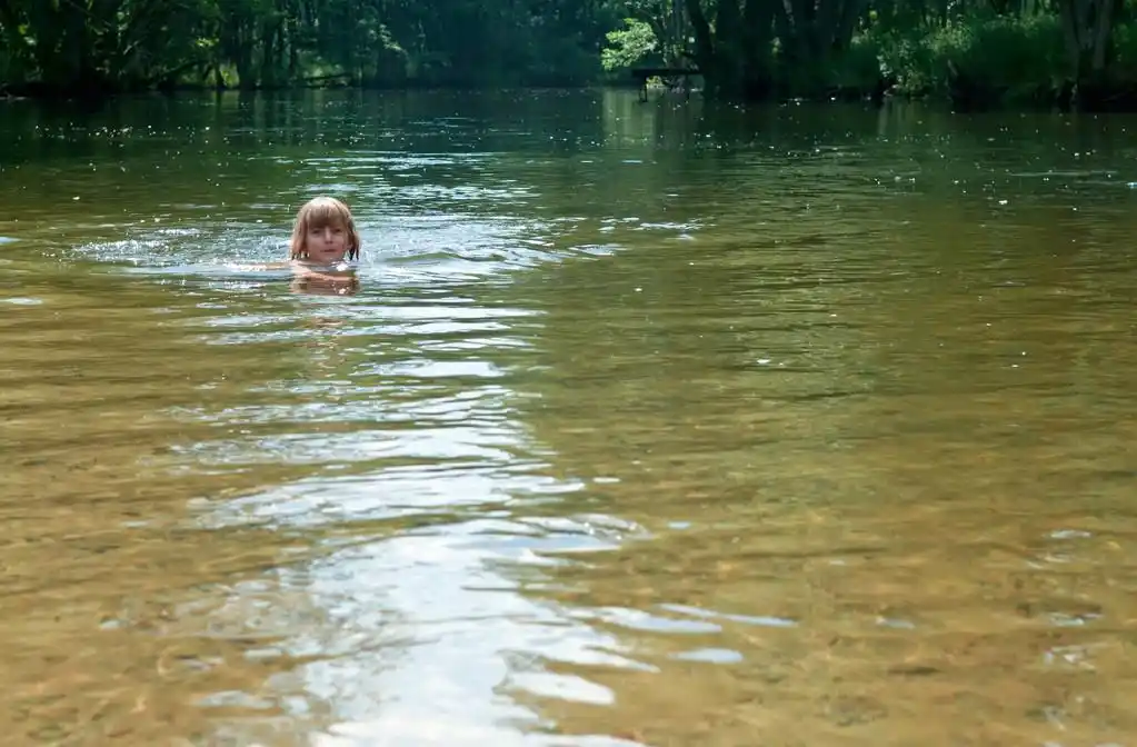 游泳的女孩,小女孩在河里游泳