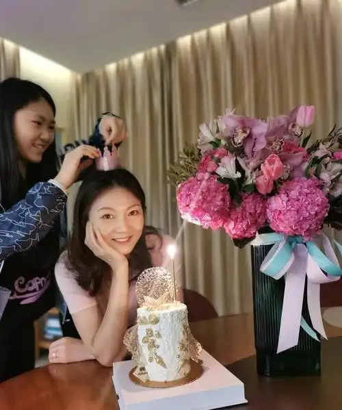 有一次,张艺谋在外地忙着拍电影,没能及时赶回家,结果婆婆生病了.