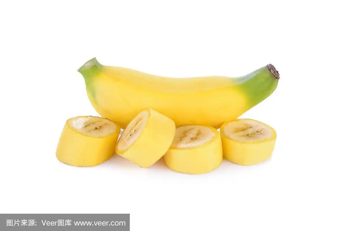 整个和部分切开的成熟香蕉在白色背景上