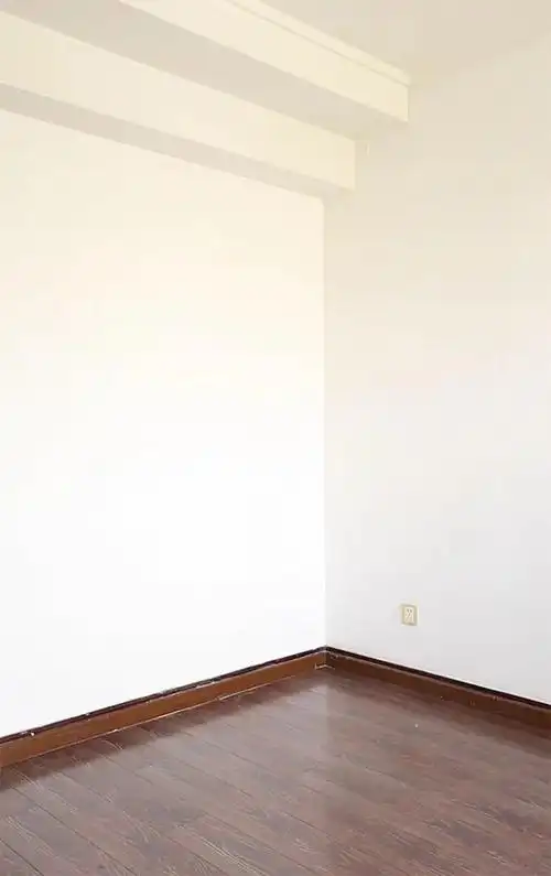 我们这次找到的拍摄场地,是一个比较老的装修,虽然也是白墙木地板,但