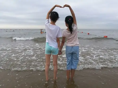 我下海去玩了,没有拍很多照片,最得意的就是这张两个小女生手拉手的