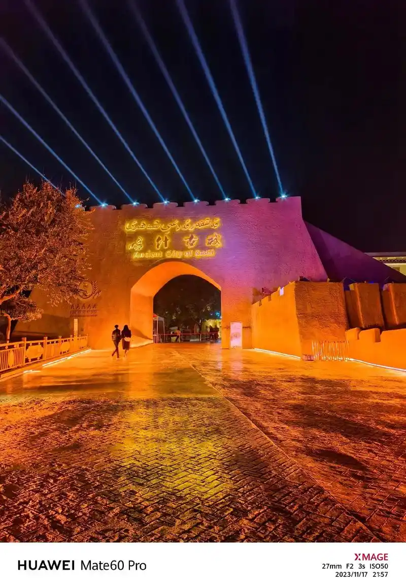 夜晚的喀什古城.