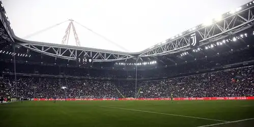 意甲第24轮尤文图斯俱乐部主场安联球场用标语给咱们加油