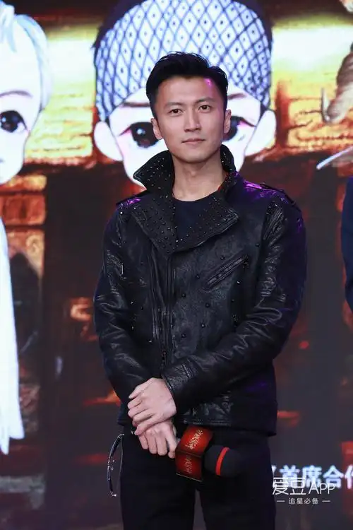 消息决战食神团圆首映twins惊喜现身赠谢霆锋印钞鸡