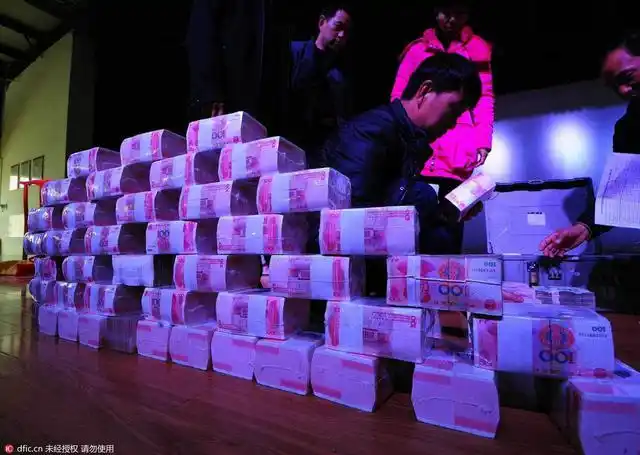 现场搭"人民币墙"羡煞旁人.