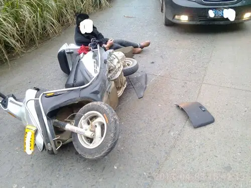 小车为避让摩托车而相撞,责任怎么分呢?