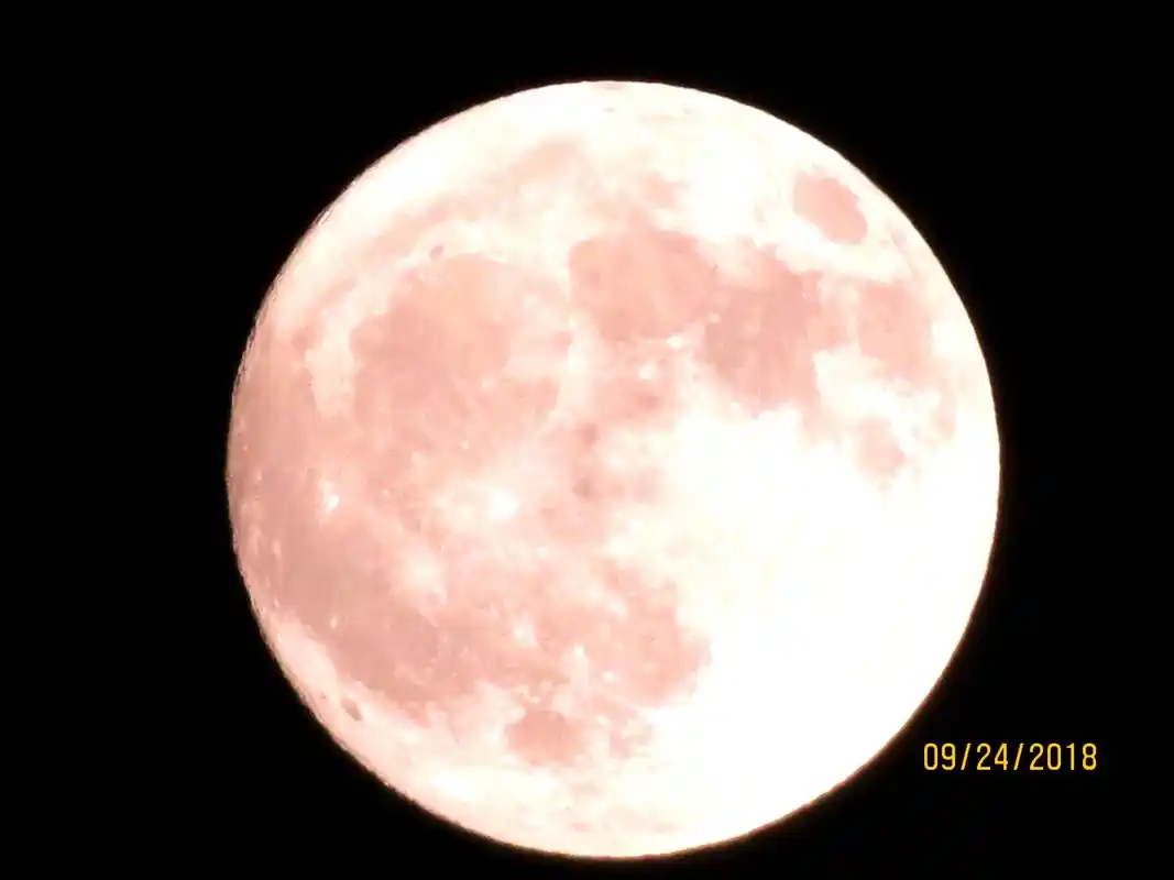 日月生辉. 日月好比父母,日月之光,是生命之光,她美丽,青春 - 抖音