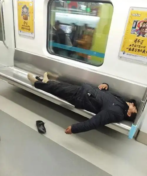 成都地铁上男子平躺座位上 周围乘客无人靠近!