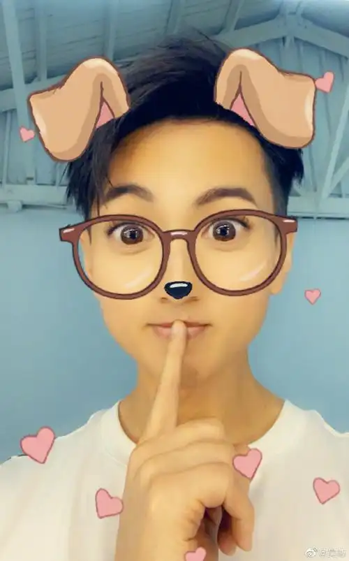 吴尊晒九宫格表情包,跟neinei和max玩真心话大冒险输了?