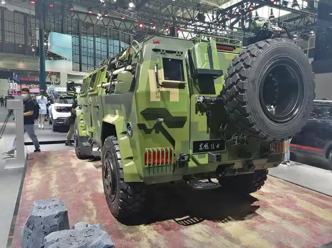 北京车展实拍东风猛士装甲车亮相高大威猛的大块头