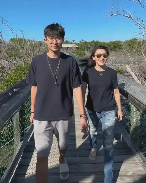 46岁张棪琰罕晒与儿子合照21岁儿子个高帅气母子俩同框似姐弟