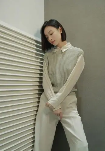 倪妮成姬圈大佬短发干练清爽简约线条感上衣自信大气